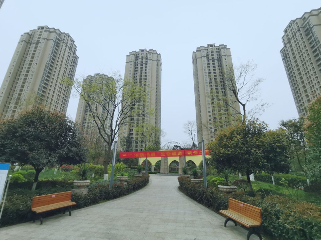 復(fù)盛福居位于重慶市江北區(qū)復(fù)盛鎮(zhèn)渝景大道191號(hào)，總建筑面積約23.41萬(wàn)平方米，其中住宅19.7萬(wàn)平方米；商業(yè)1.2萬(wàn)平方米；車(chē)庫(kù)1.83萬(wàn)平方米（停車(chē)位679個(gè)；注：含地面車(chē)位101個(gè)）.jpg
