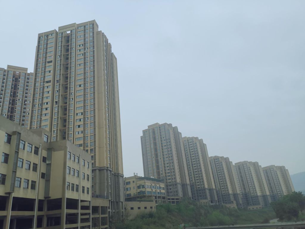 和美家園位于江北區(qū)魚嘴鎮(zhèn)，西依銅鑼山，東接雙溪興苑、公租房，北臨雙輝路，南靠渝萬鐵路雙溪高鐵站，總建筑面積約178097.1平方米，其中住宅154171.8平方米；車庫17015.21平方米，停車位553個(gè)（室內(nèi)停車位403個(gè)，室外停車位150個(gè)）。.jpg