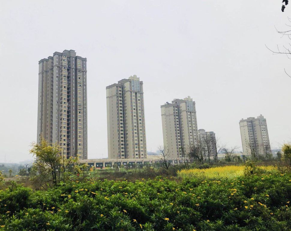 和慶家園項目位于重慶市江北區(qū)復盛鎮(zhèn)慶福路2號、4號、6號、8號、10號，總建筑面積約379846.1萬平方米，其中住宅283803.81萬平方米；商業(yè)23446.25萬平方米；車庫62454.31萬平方米（停車位1143個）.jpg