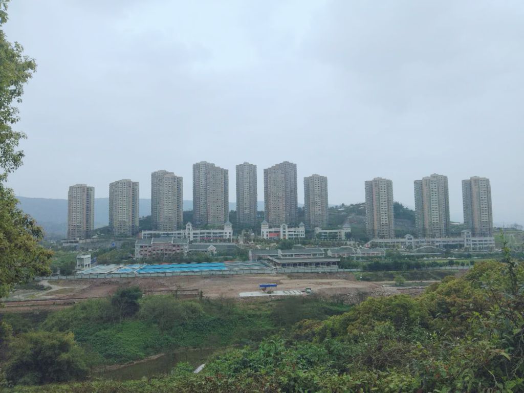 和悅家園位于重慶市江北區(qū)佳美路56號，總建筑面積323442.39平方米，其中住宅258210.96平方米；商業(yè)12196.34平方米；車庫39096.82平方米（停車位1150個）.jpg